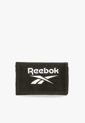 Cartera de tela negra con el logo y texto de Reebok en blanco en el frente, rectangular y cerrada con bordes cosidos.