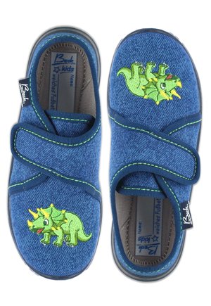 Blaue Jeans-Slipper mit grüner Dinosaurier-Stickerei, verstellbaren Velcro-Riemen und kontrastierendem grünen Nähten auf einer weichen Sohle.