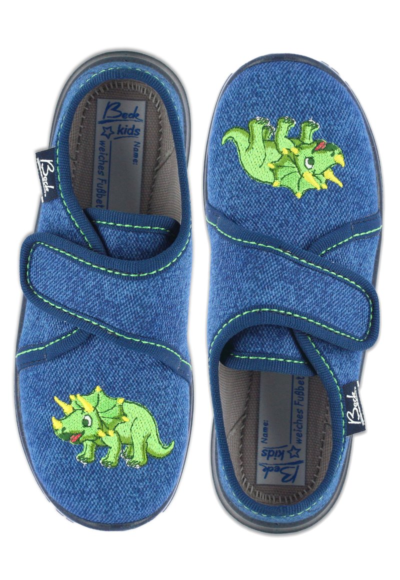 Baskets en denim bleu à enfiler avec broderie de dinosaures verts, avec des sangles réglables en Velcro et des coutures vertes contrastantes sur une semelle souple.