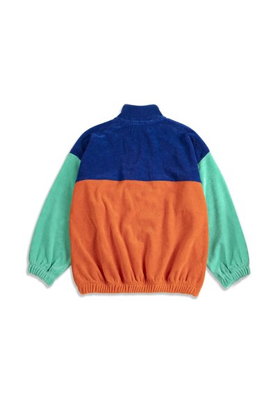 Veste polaire avec col haut, partie supérieure bleue, corps orange et manches longues vert menthe avec poignets élastiques et ourlet.