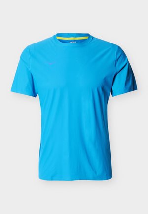 Felblauw sportief T-shirt met korte mouwen, ronde hals en klein logo op de linkerborst tegen een effen achtergrond.