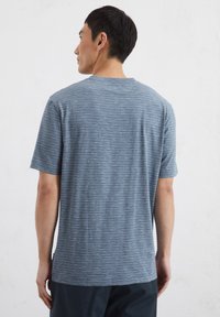 Herren T-Shirt mit kurzen Ärmeln in Marineblau, mit hellblauen horizontalen Streifen, runden Ausschnitt und weichem, strukturiertem Stoff.