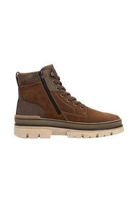 Botas de tobillo de ante marrón con cremallera lateral, suela de goma plana y puntera reforzada. Presentan detalles de costura y un tacón texturizado.