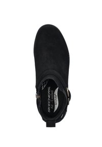 Zwarte suède enkelboot met een gestroomlijnd ontwerp, ronde neus, zijrits en een gemêleerde binnenvoering voor comfort. Bevat Skechers merkbranding.