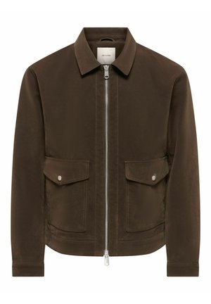 Veste en daim marron avec fermeture éclair argentée à l'avant, deux poches à rabat avec boutons et un col classique.