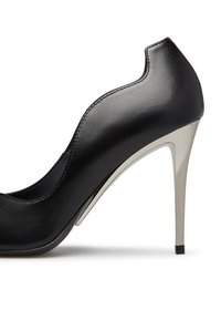 Scarpa nera in pelle con tacco alto dal design elegante, dotata di un tacco argento metallico e punta arrotondata. Texture liscia, senza motivi visibili.