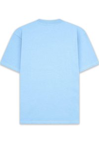 Lys blå bomulds t-shirt med korte ærmer og rund halsudskæring. Enkelt design, ingen synlige grafikker, glat tekstur.
