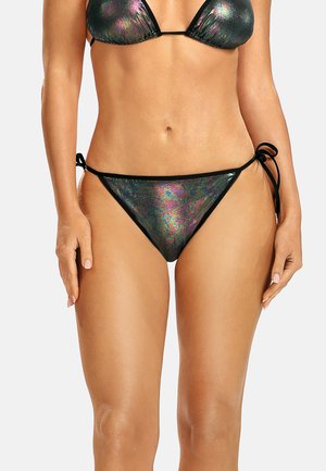 Czarny i irydujący zestaw bikini z trójkątnym stanikiem i dolną częścią z wiązaniem po bokach. Materiał ma błyszczącą teksturę z kolorowymi wzorami.