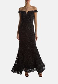 Svart spetsklänning med axelbandslösa ärmar, figursydd �överdel, V-ringning och utfläkt nederdel, med blommönster och texturerad finish.