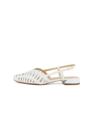 Scarpa slingback piatta in pelle intrecciata bianca con punta affusolata, cinturino con fibbia e tacco basso a blocco su sfondo bianco.