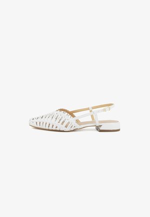 Scarpa slingback piatta in pelle intrecciata bianca con punta affusolata, cinturino con fibbia e tacco basso a blocco su sfondo bianco.