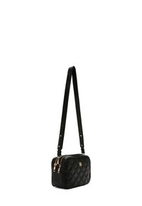 Bolso bandolera acolchado negro con forma rectangular, herrajes en tono dorado y una larga correa ajustable. Material de textura suave.