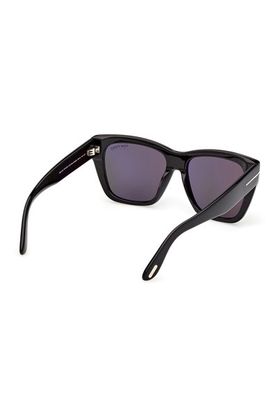 Lunettes de soleil rectangulaires noires avec verres teintés foncés, branches courbées et un petit détail argenté près des charnières et des embouts.