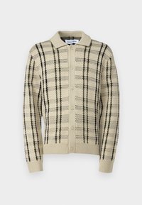 Beige strikkegenser med kragehals, med grønne og svarte vertikale striper og knappelukking. Strukturelt design gjennomgående.