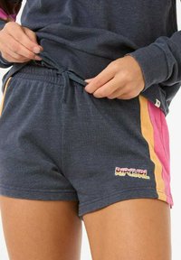 Marineblauwe shorts met roze en oranje zijstrepen. Voorzien van een tailleband met trekkoord en geborduurd "Rip Curl" logo aan de voorkant.