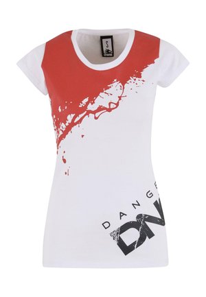 Tricou alb cu un design de strop de culoare roșie pe o umăr și text negru "DANGER" în colțul din dreapta jos. Mâneci scurte și guler rotund.