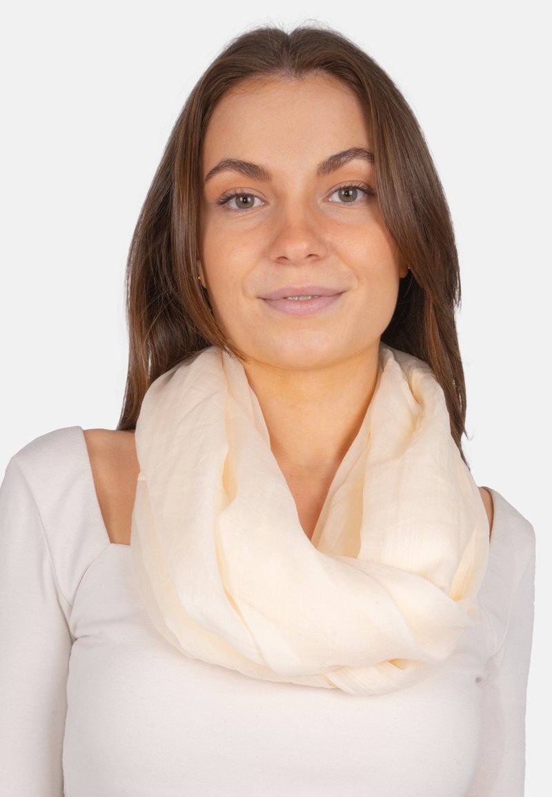 Leichter, cremefarbener Schal aus weichem Stoff, mit glatter Textur und lockerem, drapiertem Design um den Hals.