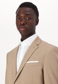 Isaac Dewhirst THE FASHION SUIT - Completo - light brown