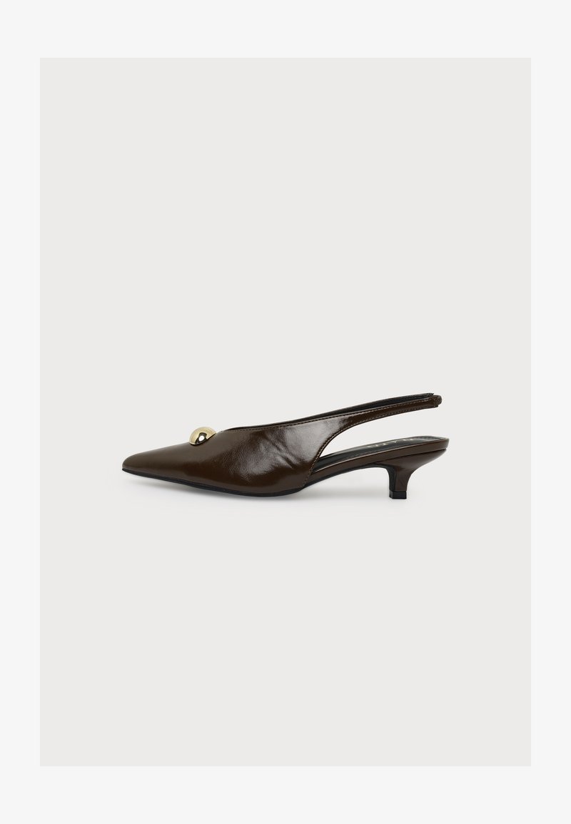 Escarpin slingback en cuir verni marron foncé à bout pointu, petite boule décorative dorée et petit talon kitten, présenté sur un fond blanc uni.