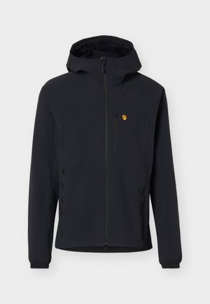 Čierna softshellová bunda s kapucňou, celoprepínacím zipsom vpredu a tromi vreckami na zips, s malým žltým logom na hrudi.