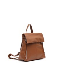 Mochila de cuero marrón con acabado texturizado, solapa plegable, dos cremalleras laterales y correas ajustables para un transporte cómodo.