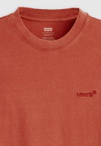 Camiseta de ajuste vintage de Levi's en color óxido, hecha de algodón, con un cuello redondo acanalado y un logo bordado en el pecho.