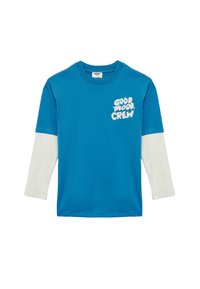 Jasnoniebieska koszula z długim rękawem z białą grafiką z napisem "GOOD MOOD CREW", z jednolitymi białymi rękawami i okrągłym dekoltem.