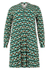 Robe verte présentant un motif géométrique bleu, blanc, orange et noir. Manches longues, fermeture à boutons et conception décontractée.