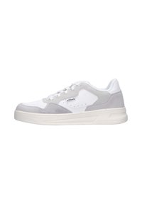 Sneaker bianchi e grigio chiaro con superiore in suede e pelle, punta rotonda, suola piatta bianca e dettagli perforati sui lati.