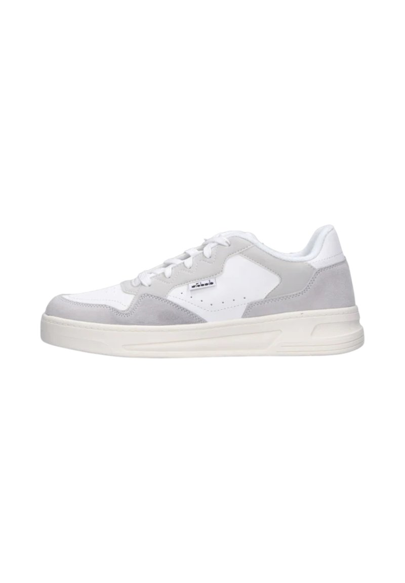 Sneaker bianchi e grigio chiaro con superiore in suede e pelle, punta rotonda, suola piatta bianca e dettagli perforati sui lati.