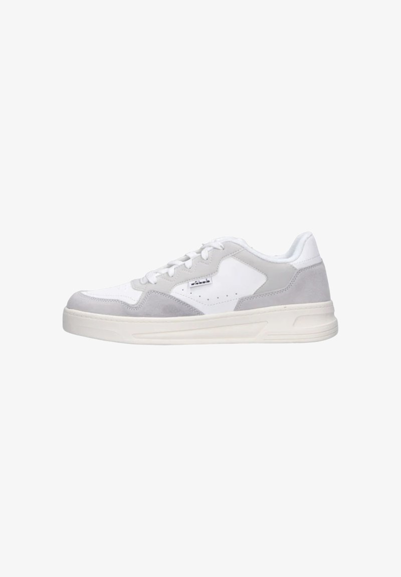 Sneaker bianchi e grigio chiaro con superiore in suede e pelle, punta rotonda, suola piatta bianca e dettagli perforati sui lati.