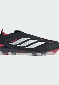 Μαύρο και κόκκινο παπούτσι ποδοσφαίρου Adidas Predator με λευκές ρίγες, σχέδιο χωρίς κορδόνια και διαφανές σόλα με αγκράφες.