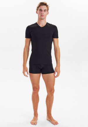Sort tætsiddende v-hals t-shirt og matchende sorte boxershorts, lavet af letvægtsstof, med korte ærmer og en glat tekstur.