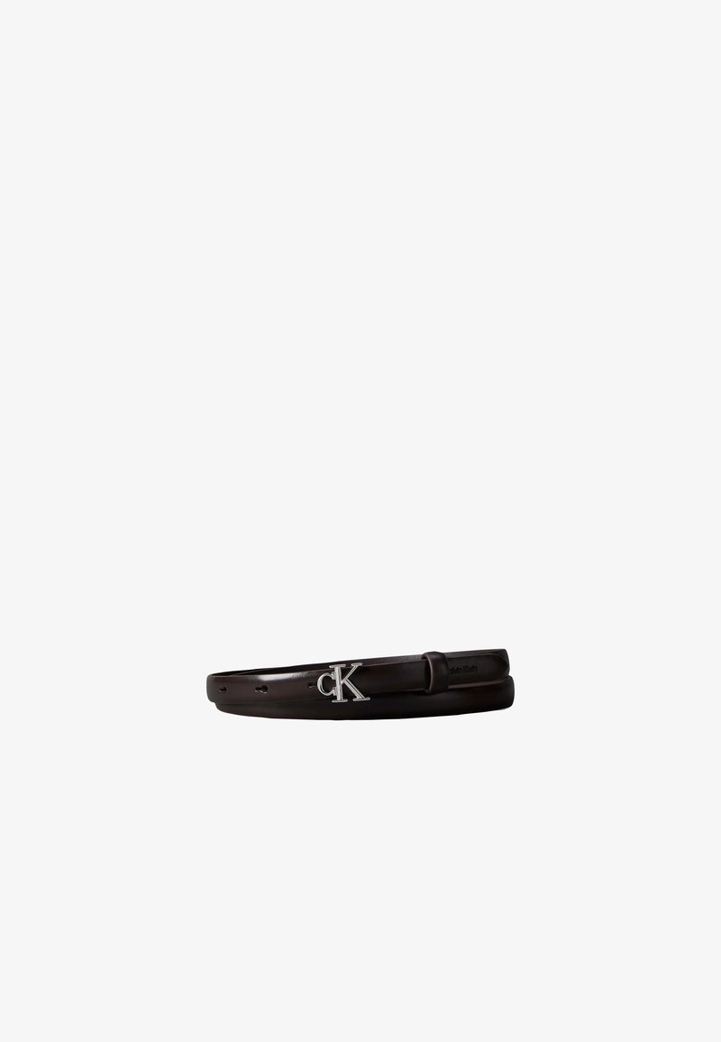 Ceinture en cuir noir avec boucle logo CK argentée, design fin et plusieurs trous d'ajustement.