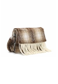 Borsa in pelliccia sintetica a quadri marrone con dettagli in frange crema. Forma rettangolare, accessori in argento e tracolla a catena per il trasporto.