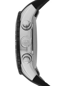 Montre en acier inoxydable argenté avec une lunette noire, des boutons latéraux et un bracelet lisse. Elle dispose d'un cadran rond et d'un fond texturé gravé.
