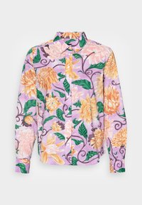 Chemise à manches courtes en tissu léger, présentant un motif floral avec de grandes fleurs orange et roses sur un fond lavande.