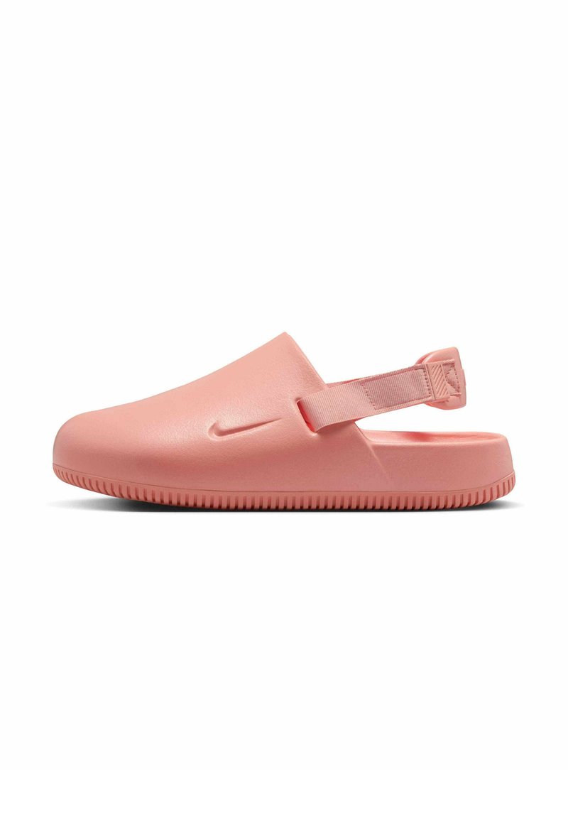Chaussure rose en mousse à enfiler avec une sangle à l'arrière, semelle texturée et un petit accent logo. Fini lisse et design à bout rond.