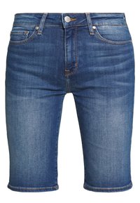 Shorts in denim di una tonalità blu medio, con taglio dritto, design a cinque tasche e cuciture a contrasto lungo le cuciture.
