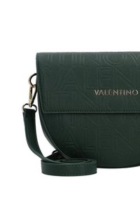 Sac bandoulière en cuir vert avec motif "VALENTINO" embossé, ferrures dorées et sangle réglable. Forme compacte et structurée.