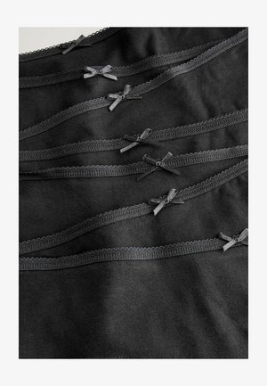 Must mustriiga, millel on lainelise pitsäärisega ja väikesed mustad satiinipaelad, mis on paigutatud horisontaalsetesse ridadesse, luues kihilise tekstuuri efekti.