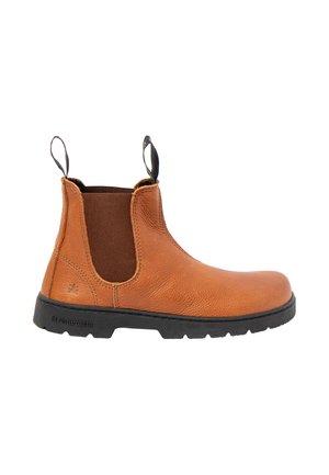 Bota Chelsea de cuero marrón con paneles laterales elásticos negros, tiradores y suela negra resistente, vista desde un lateral.