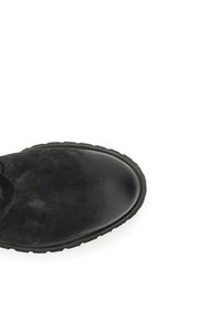 Musta nilkkuri, joka on valmistettu sileästä nahasta, jossa on teksturoitu pinta ja paksu kumipohja. Varustettu pyöreällä varvalla ja vähäisellä ompeleella.