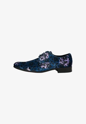 Chaussure habillée à motif floral en bleu marine avec des accents violets. Elle présente une texture lisse, un bout pointu et une semelle noire avec un petit talon.