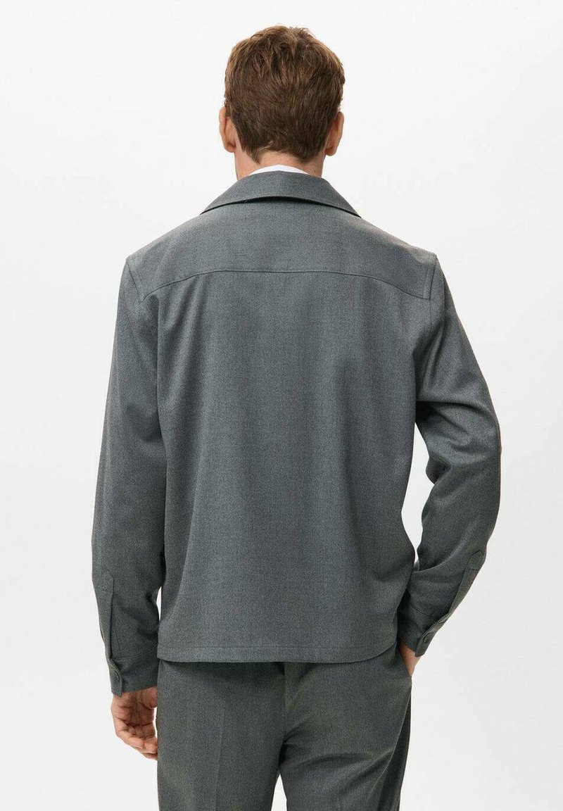 Grijze geweven jas met een colkraag, lange mouwen en een rechte zoom. De achterkant heeft details zoals een yoke en een licht getailleerd ontwerp.