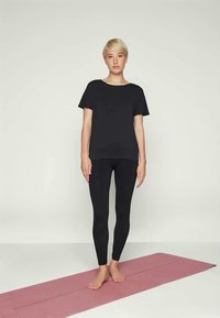 Yogasearcher MEDE - T-shirts - black
