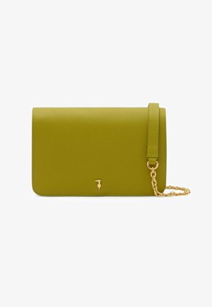 Bolso de mano rectangular de cuero verde lima con correa de cadena dorada y pequeño emblema de pájaro dorado en el centro delantero.