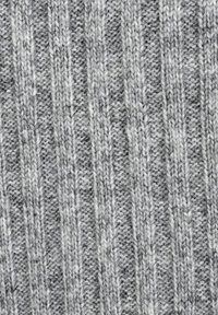 Graues gestricktes Gewebe mit abwechselnden vertikalen Rippenmustern, das eine weiche Textur mit unterschiedlichen Grautönen und weißen Fäden aufweist.