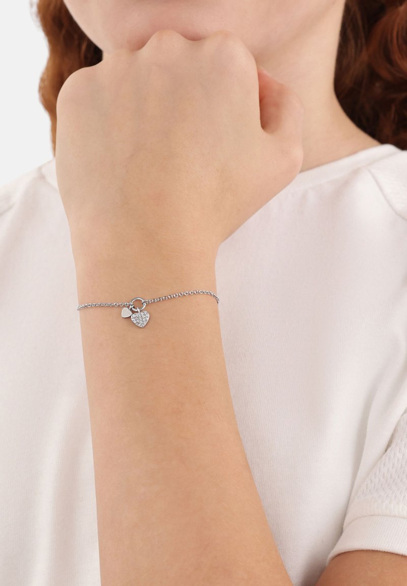 Bracciale d'argento con una catena fine, caratterizzato da un ciondolo a forma di cuore e un accento a forma di cuore più piccolo, entrambi decorati con dettagli lucenti.