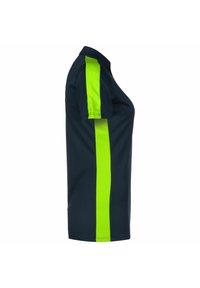 Navy Polohemd mit kurzen Ärmeln, das einen leuchtend limonengrünen vertikalen Streifen an der Seite aufweist, aus einem glatten, leichten Stoff gefertigt.